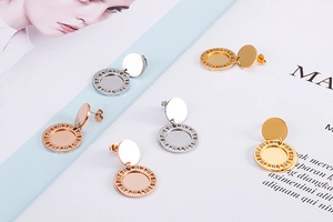 Nahaufnahme der Titanstahl-Ohrringe mit römischen Ziffern in Gold, Silber und Roségold