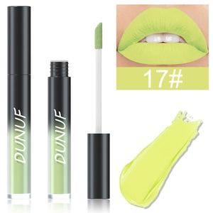 Rouge à lèvres liquide mat vert fluo 17 avec applicateur et test de couleur sur lèvres