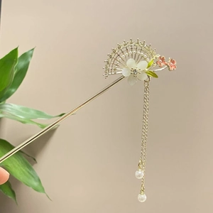 Detail einer klassischen chinesischen Haarnadel mit Fächerform und Perlenquasten
