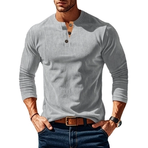 Schmal geschnittenes Herren-Henleyshirt in Hellgrau mit Rippstruktur und Knopfleiste