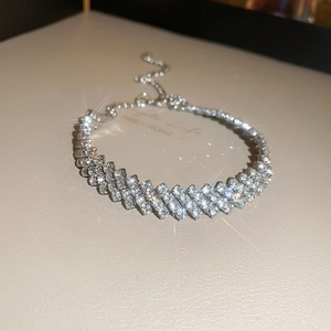 Bracelet luxueux en zircon carré avec métal argenté et fermoir à homard ajustable