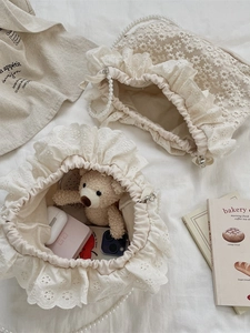 Schicker cremeweißer Spitzenbeutel mit Perlengriff und Kordelzugverschluss für Damen