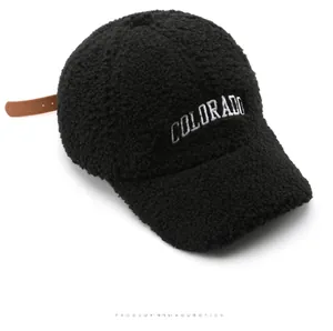 Dettaglio del ricamo Colorado su cappellino in pile sherpa nero con cinturino marrone