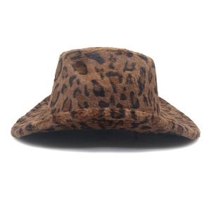 Vue détaillée du chapeau bob en fausse fourrure à imprimé léopard doux et épais marron