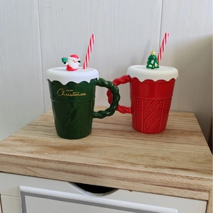 Christmas tree ceramic mug set with snow lid and festive straw in red and green colors