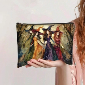 Détail d'une femme tenant une trousse de maquillage en toile avec motif de sorcières