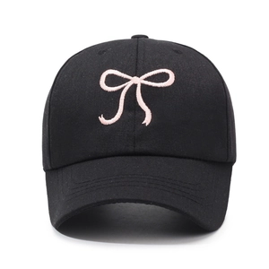 Casquette de baseball noire classique avec broderie nœud rose sur fond blanc pur