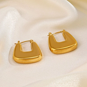 Boucles d'oreilles créoles carrées en acier doré 18 carats sur fond de soie douce