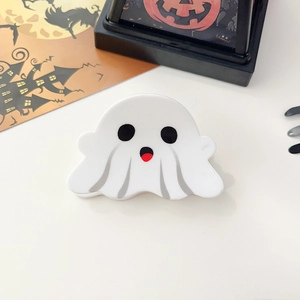 Gros plan d'une pince à cheveux fantôme blanche pour Halloween avec design cartoon
