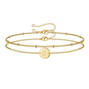 Ensemble de bracelets à trois couches plaqué or avec un pendentif gravé de la lettre B