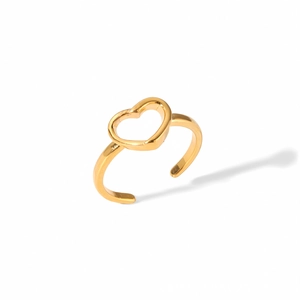 Détail de la bague coeur évidée dorée avec une texture métallique hautement polie