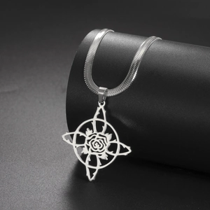 Détail du collier chaîne serpent argenté avec pendentif rose évidée sur support noir