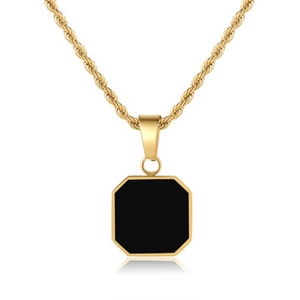 Détail d'une chaîne torsadée dorée pour homme avec pendentif octogonal en émail noir