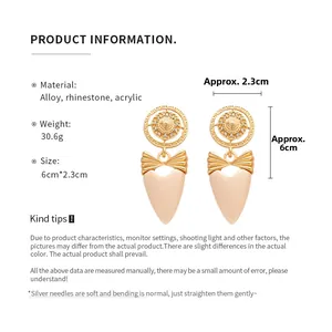 Vue détaillée des boucles d'oreilles cœur avec nœud et dimensions 6cm par 2,3cm