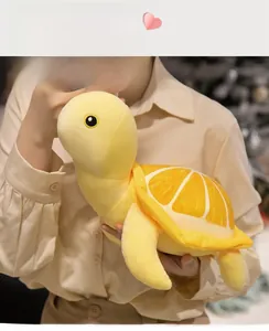 Détail de la peluche tortue douce avec motif de tranche d'orange sur la carapace