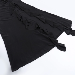 Détail de bordure à volants et ruban fluide sur une robe noire ajustée chic