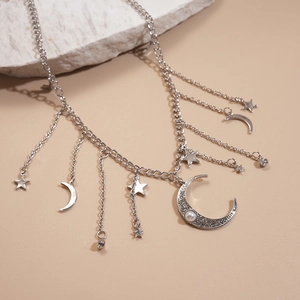 Détail du collier pampilles lune et étoile argenté avec strass brillants et perle
