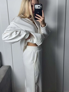 Damen-Lounge-Set aus weißem Rippstrick mit Langarm-Oberteil und weiter Hose im Set