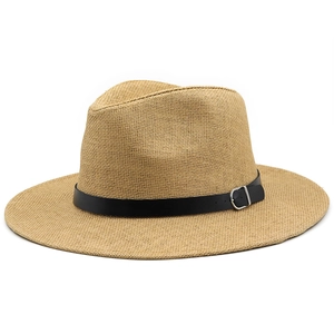 Chapeau de paille classique style Fedora avec ceinture en cuir sur fond blanc