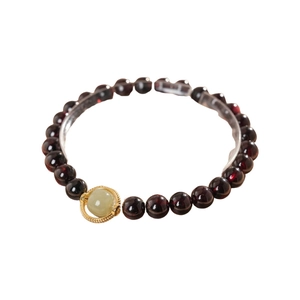 Bracelet en perles de grenat avec perle de jade Hetian verte et anneau doré texturé