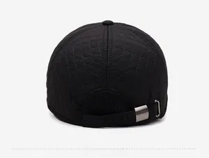 Vue arrière de la casquette de baseball noire matelassée avec boucle en métal réglable