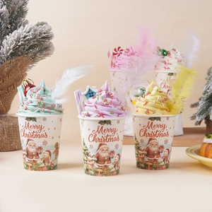 Realistische Weihnachts-Eisbechermodelle mit Weihnachtsmann-Motiven für Schaufenster