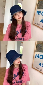 Vues de face et de côté d'un chapeau bob en denim bleu porté par un mannequin