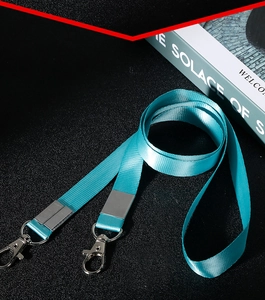 Nahaufnahme hellblaues Polyester-Schlüsselband mit Metall-Karabinerverschluss und Klemme