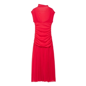 Dettaglio dell'abito midi in mesh rosso con trama a pieghe e design arricciato