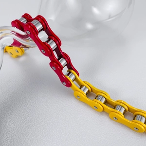 Nahaufnahme von industriellem Armband aus rot und gelb lackiertem Edelstahl für Herren