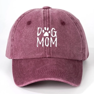 Gros plan d'une casquette en coton délavé bordeaux avec imprimé DOG MOM et patte blanche