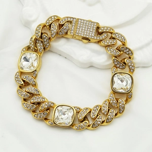 Détail d'un bracelet cubain hip hop doré avec strass pavés et cristaux carrés étincelants