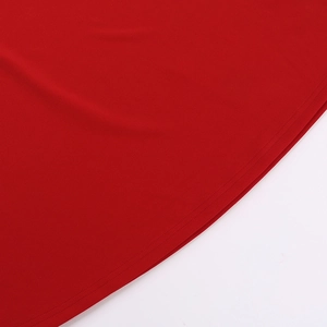 Gros plan détaillé du tissu en maille rouge montrant une couture double aiguille précise