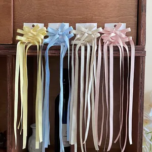 Auswahl an langen Satin-Schleifen-Haarspangen in Pastellgelb, Blau, Weiß und Rosa Farben