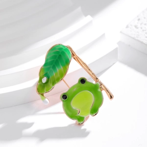 Broche ludique en émail vert avec grenouille et feuille de lotus dorée pour bijoux