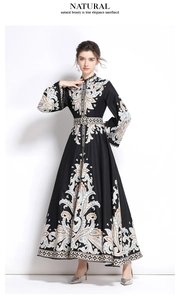 Détail de l'imprimé floral vintage et de la taille ajustée d'une robe maxi à manches longues
