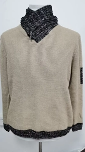 Dettaglio del maglione in maglia beige da uomo con colletto a contrasto grigio e zip in metallo