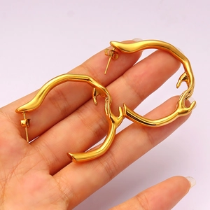 Boucles d'oreilles dorées style branche avec finition polie tenues à la main