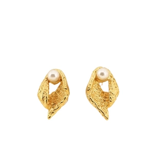 Boucles d'oreilles perles vintage avec texture martelée dorée sur fond blanc immaculé