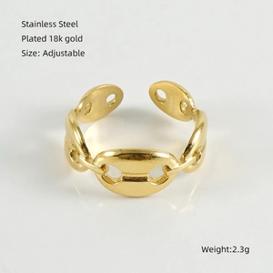 Detail eines verstellbaren Schweinenasen-Rings aus 18k vergoldetem Edelstahl in Goldoptik