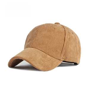 Détail de la texture velours côtelé doux sur la casquette de baseball marron