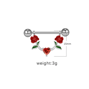 Detailansicht Brustpiercing mit roten Rosen, Herz-Zirkon und 15mm Stablänge aus Metall