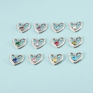 Lot de douze pendentifs cœurs en acier inoxydable avec pierres de naissance colorées