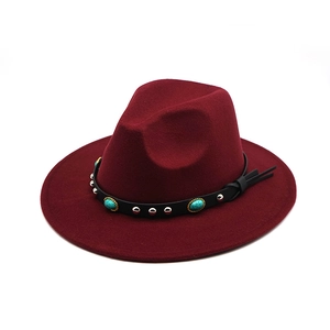 Dettaglio cappello fedora bordeaux con fascia in pelle, pietre turchesi e borchie