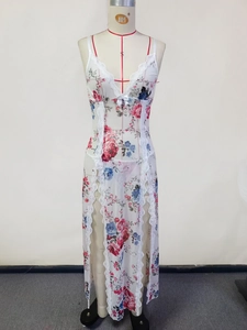 Détail de chemise de nuit en mousseline fleurie avec col en V et fente latérale