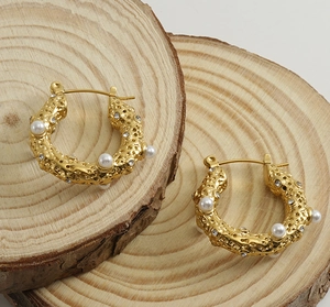 Detail of 18K gold stainless steel U-shaped earrings with pearls and crystal rhinestones