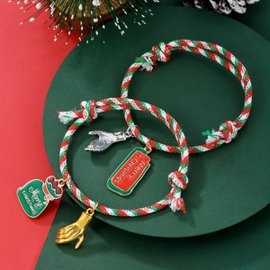 Weihnachtliches geflochtenes Armband-Set in Rot und Grün mit festlichen Emaille-Anhängern