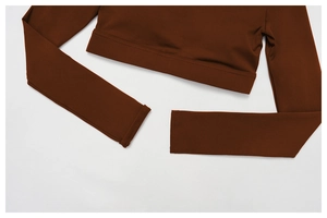 Gros plan des coutures plates sur l'ourlet d'un vêtement de yoga brossé marron foncé