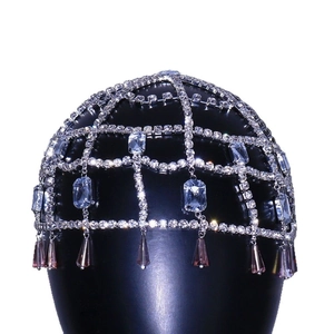 Bijou de tête luxueux en strass argentés avec cristaux carrés et détails de franges