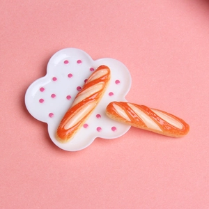 Mini baguettes françaises réalistes sur une assiette florale blanche à pois roses